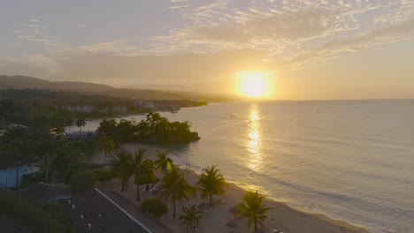 impresionantes escenas de la playa del atardecer jamaicano