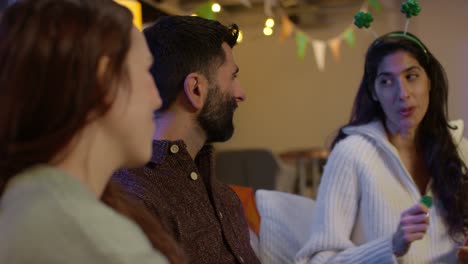 Amigos-Disfrazados-Con-Novedades-Irlandesas-Y-Accesorios-En-Casa-Celebrando-En-La-Fiesta-Del-Día-De-San-Patricio.