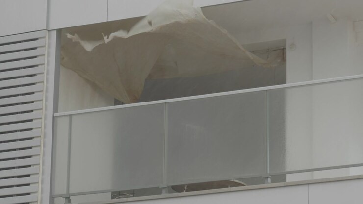STRONG WIND MOVES PLASTIC COVERING A BALCONY UNDER CONSTRUCTION