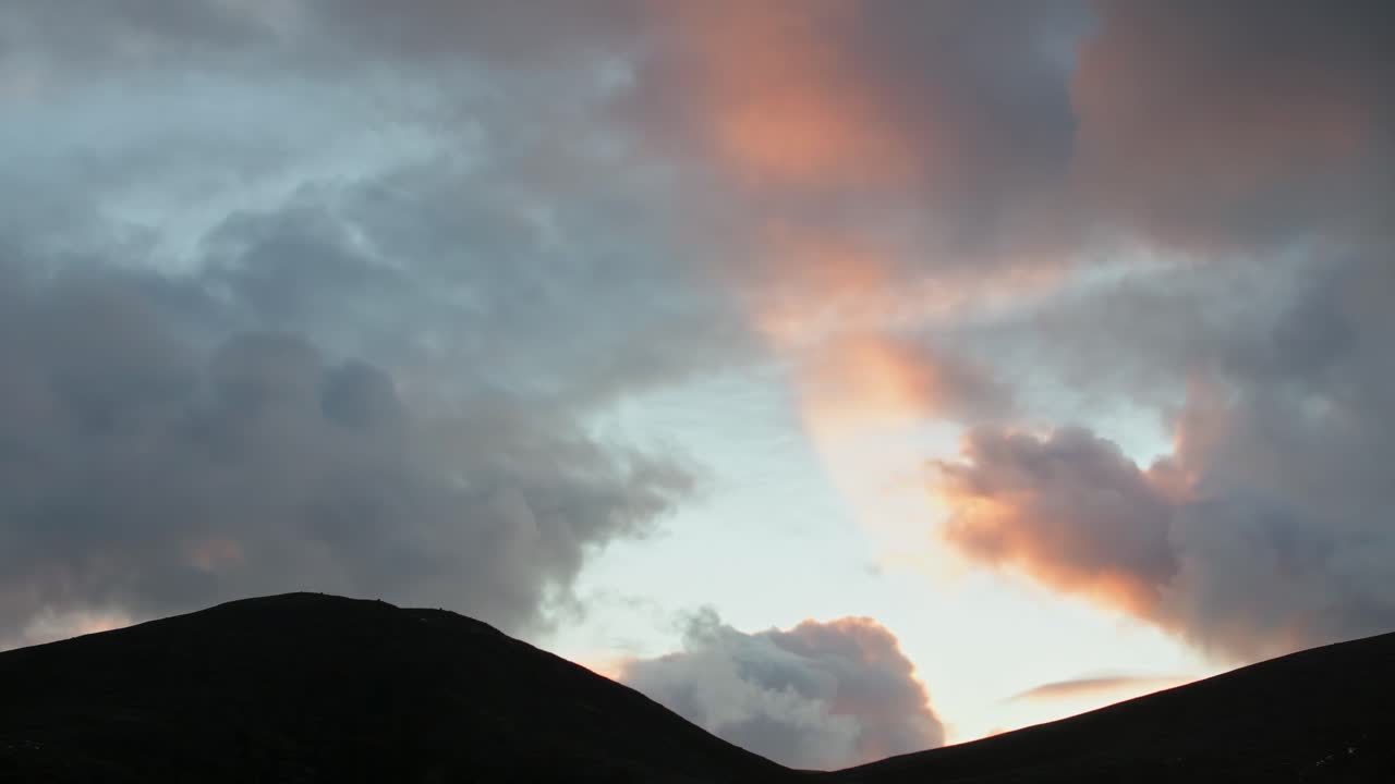 노르웨이 산꼭대기 위의 극적인 구름빛 하늘, 타임스