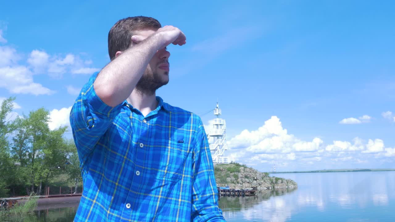 호수 탑 을 바라보는 사람