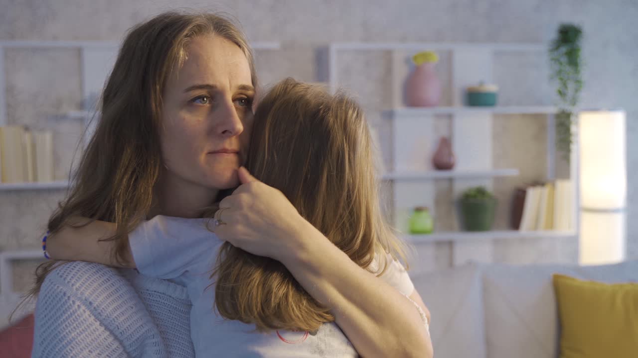 어머니는 어린 딸을 품에 안고 서로 포옹합니다.