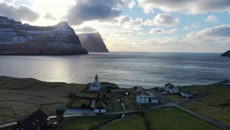 Toma-Aérea-épica-De-Un-Casco-Antiguo-En-Las-Islas-Feroe-Durante-La-Puesta-De-Sol