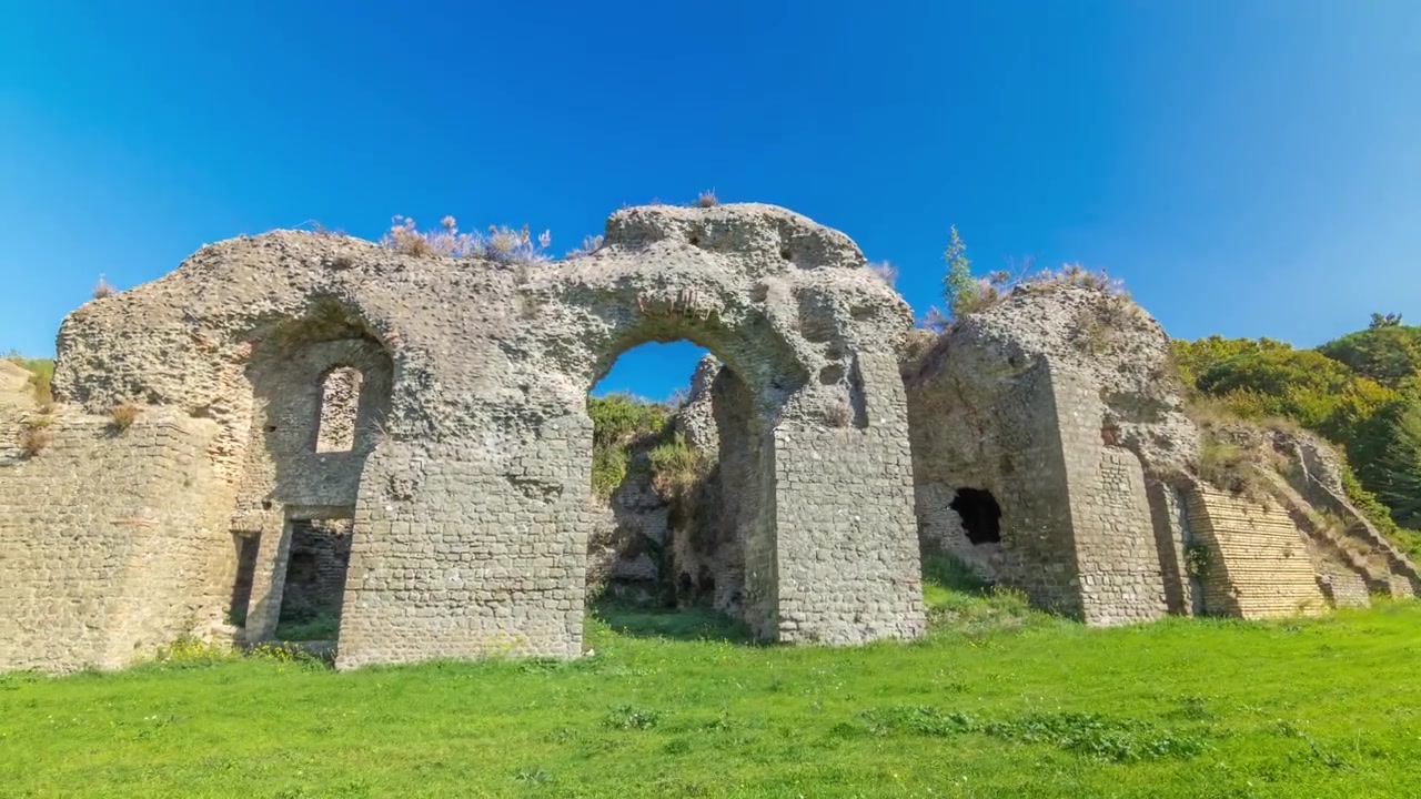 Anfiteatro Severiano nella splendida città di Albano Laziale timelapse hyperlapse, Italia. Erba verde e cielo blu