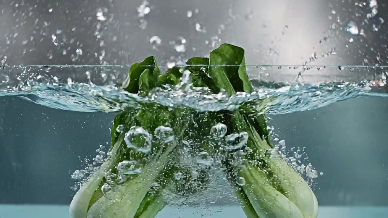 Friske Pak Choi-hoveder falder ned i en klar vandtank