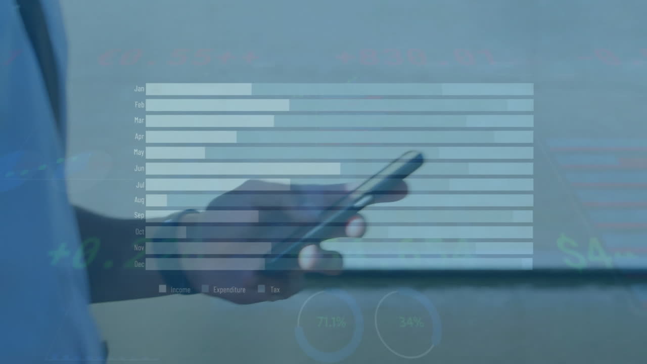 animación de procesamiento de datos y diagramas sobre hombre de negocios casual biracial usando teléfono inteligente