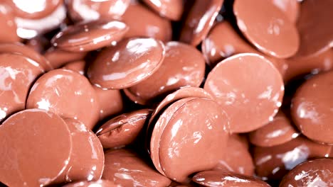 primer plano de las papas fritas de chocolate que se agitan