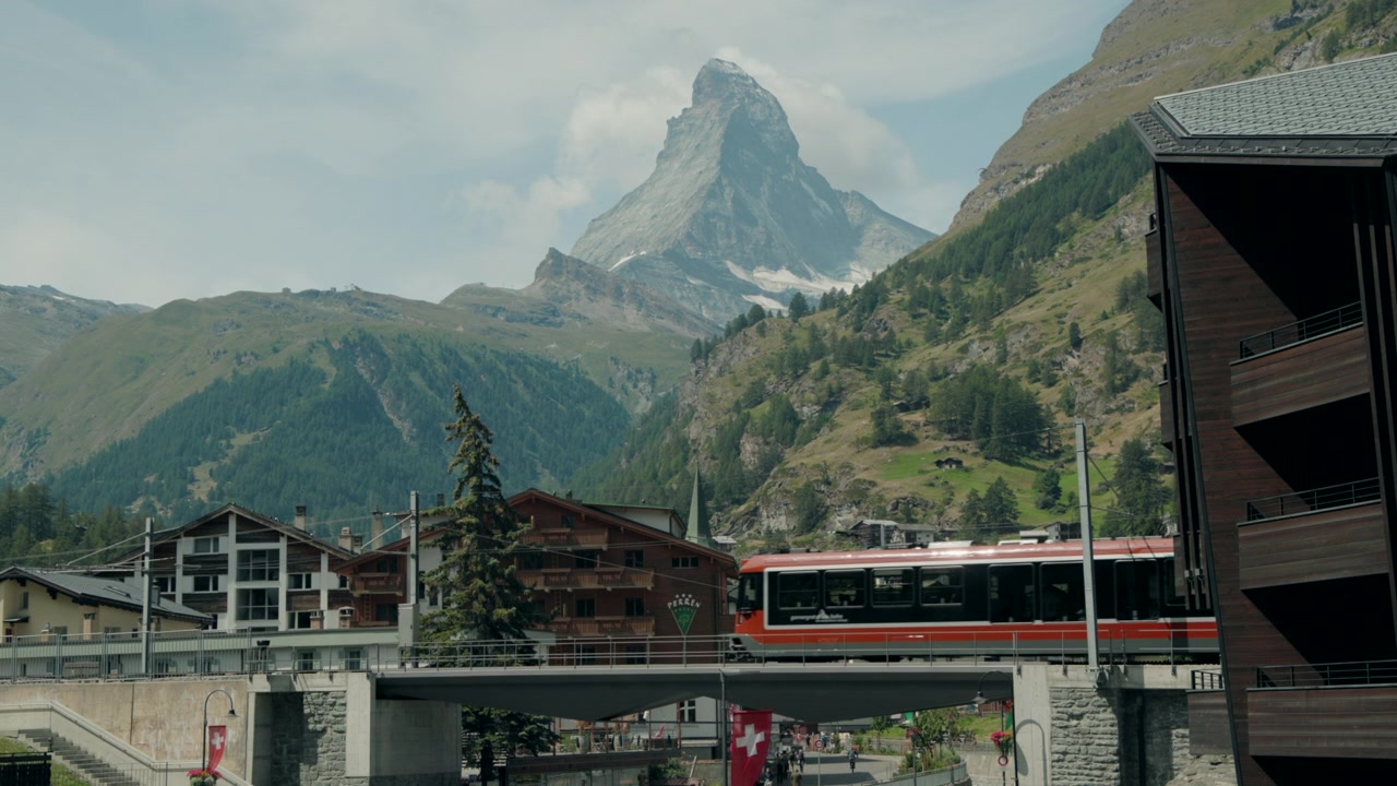 Filmato cinematografico della Ferrovia del Gornergrat che passa di fronte all'iconico Cervino in Svizzera.