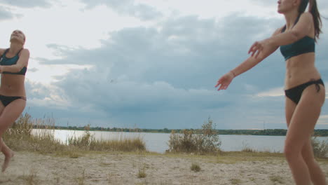 Aktive-Und-Sportliche-Frauen-Trainieren-Auf-Sandplätzen-Und-Spielen-Volleyball-In-Professionellen-Strandteams