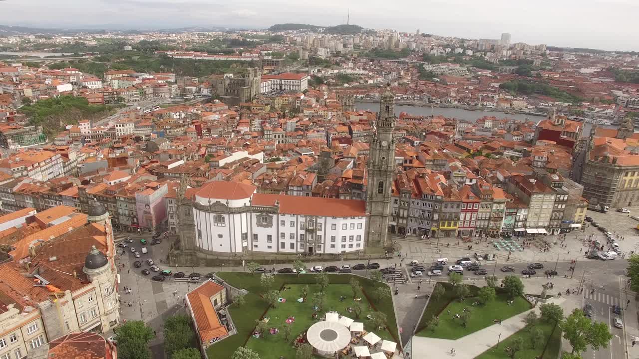 Torre dei Chierici a Porto, in Portogallo, vista da un drone.