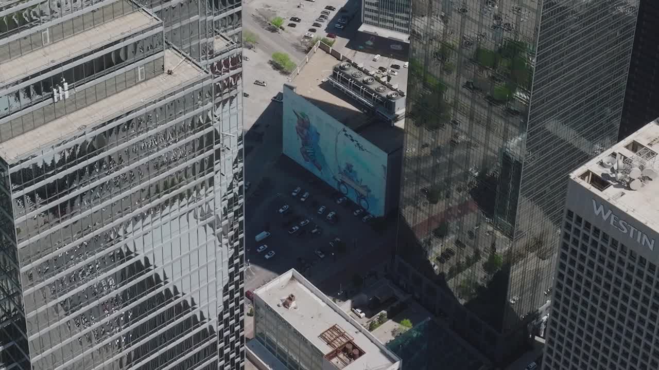 Panorami del centro di Dallas, in Texas, con edifici e street art in mostra