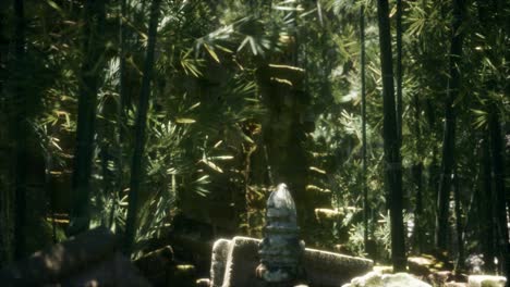 las ruinas de edificios antiguos en el bosque de bambú verde