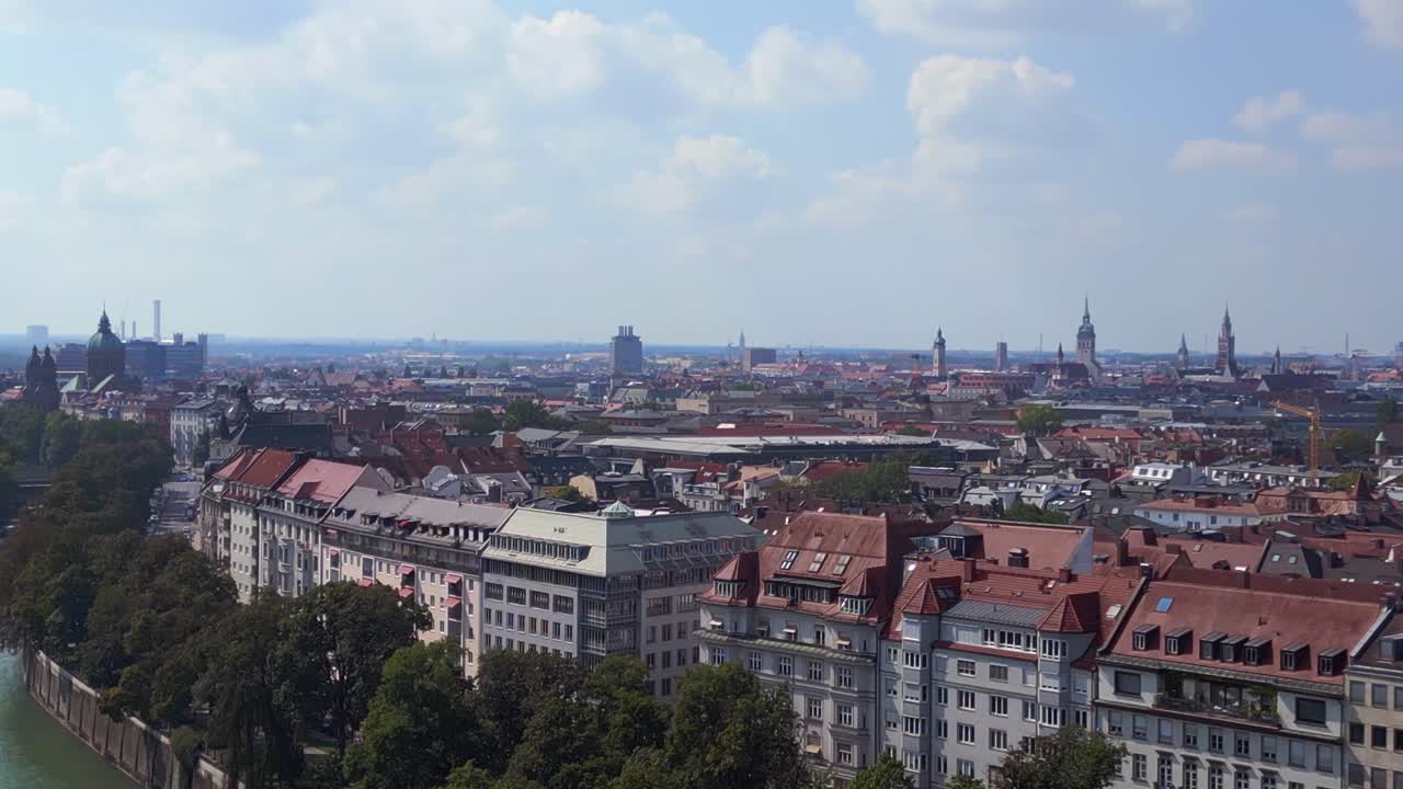 impresionante vista aérea de arriba vuelo ángel de oro de la paz columna ciudad ciudad de múnich alemania bávaro, verano soleado cielo nublado día 23