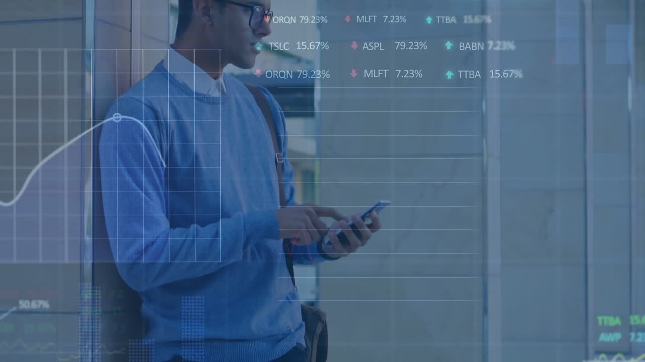 animación de estadística, procesamiento de datos del mercado de valores sobre un hombre biracial que usa un teléfono inteligente en la oficina