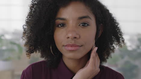 Retrato-De-Una-Hermosa-Mujer-Pasante-Afroamericana-Que-Parece-Pensativa-Relajada-Ante-La-Cámara-Jugando-Con-El-Pelo-Linda-Estudiante-Negra