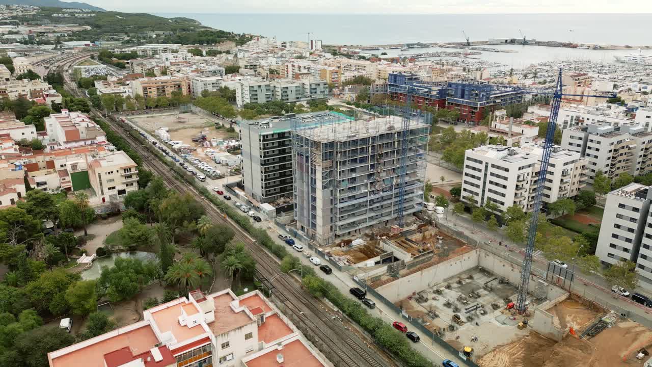 una construcción de un edificio en una ciudad mediterránea
