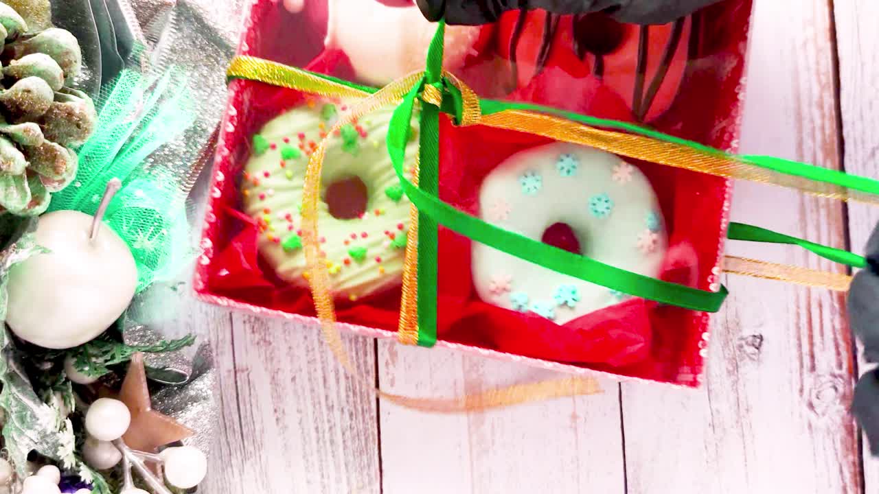 desempaquetando una caja de rosquillas de navidad, rosquillas con helado y salpicaduras