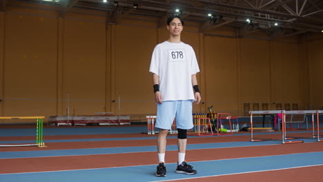 육상 트랙에 있는 젊은 남자