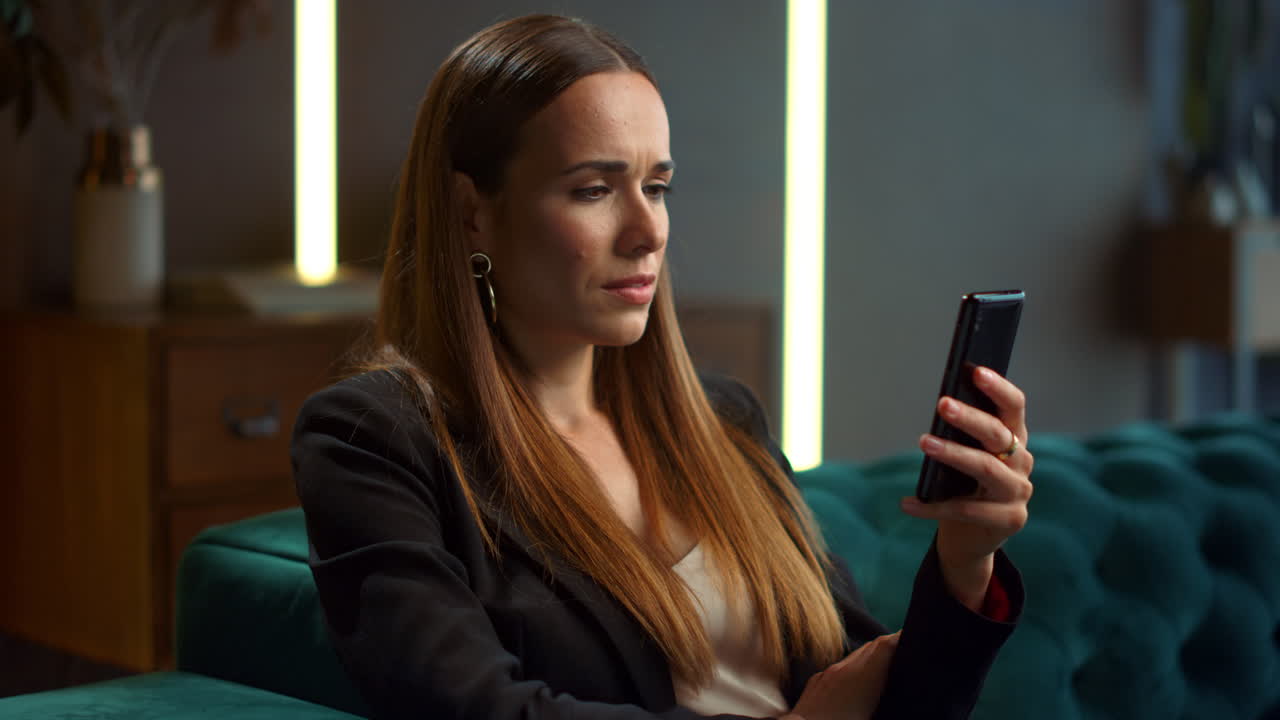 Müde Frau, die ein Mobiltelefon benutzt