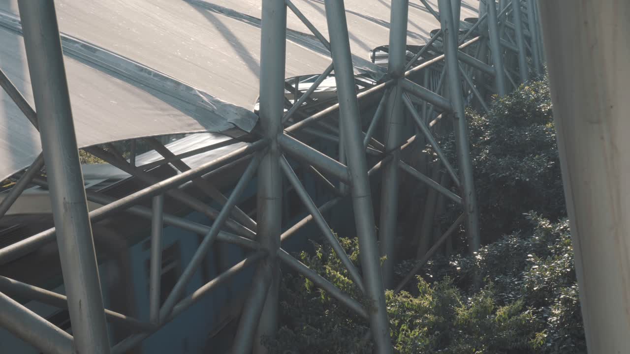 먼지 덮개에서 만나는 두 기차