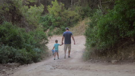 padre e hijo caminando en el bosque
