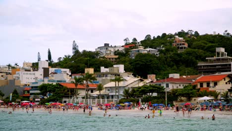 Dolly-Izquierda-De-Gente-Disfrutando-Del-Verano-En-La-Zona-De-Las-Playas-De-Bombas-Y-Bombinhas-En-Brasil