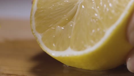 exprimir un limón