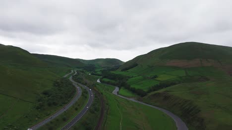 carreteras y ríos a través de las montañas