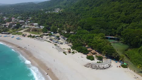 Vista-Aérea-Alrededor-De-Los-Patos-En-Barahona,-República-Dominicana,-Con-El-Río-Y-La-Playa-A-Los-Lados,-Vista-Increíble-E-Impresionante