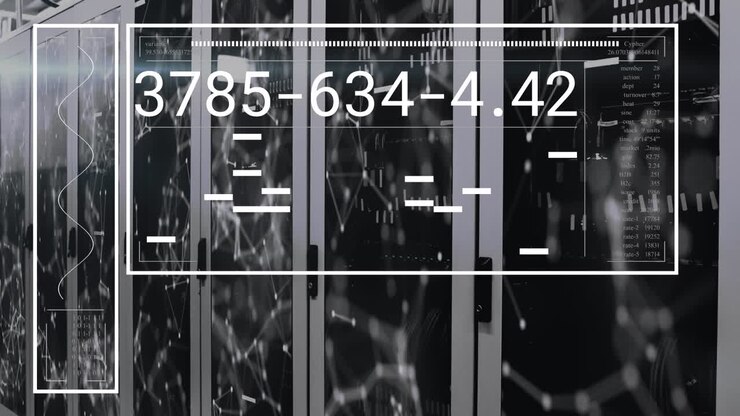 Animazione di interfaccia con elaborazione dati e rete di connessioni su sfondo di sala server computer