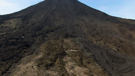 el monte ngauruhoe es mundialmente famoso por ser "mount doom" en la trilogía de películas del "señor de los anillos"
