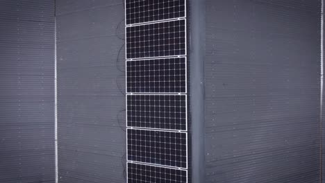 Sonnenkollektoren-Auf-Dem-Dach-Eines-Neuen-Modernen-Gebäudes