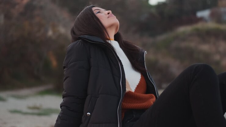 Ragazza asiatica che riposa in riva al mare.
