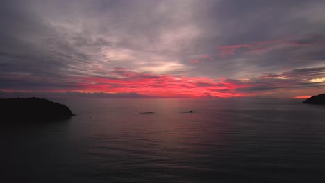 Foto-Rodante-De-La-Vibrante-Puesta-De-Sol-Sobre-La-Playa-De-Pentai-Tengah,-Malasia