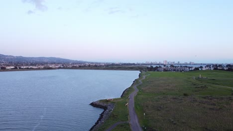 Vista-Aérea-Crepuscular-Del-Puerto-Deportivo-De-Berkeley-En-El-área-De-La-Bahía-De-San-Francisco-En-El-Norte-De-California