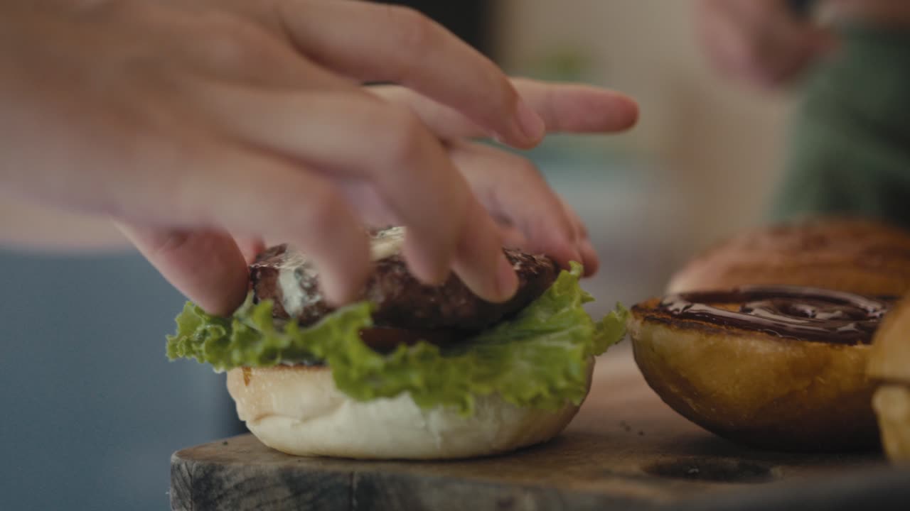 haciendo una deliciosa hamburguesa casera