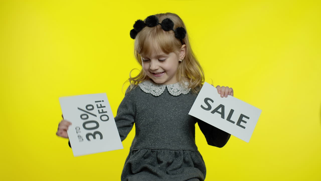 소녀 판매와 최대 30% 할인 광고 배너를 보여주는 블랙 프라이데이 컨셉