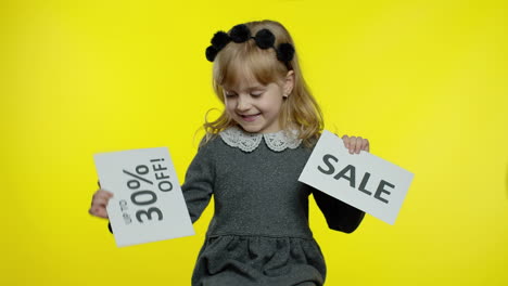 chica mostrando venta y hasta un 30 por ciento de descuento banners publicitarios. concepto de viernes negro