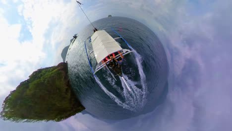 360 toma de un barco navegando por un pequeño planeta