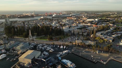 Vuelo-Con-Drones-Sobre-La-Ciudad-Portuaria-De-Fremantle-En-El-área-Metropolitana-De-Perth,-Australia-Occidental