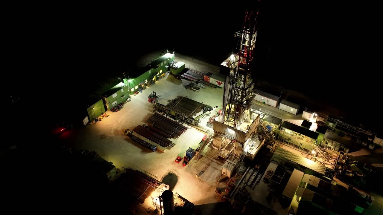 Dronebilleder fra luften af en offshore jack-up borerig i skumringen.