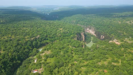 cascada rajdari devdari y la presa latif shah y el lago chandraprabha vista aérea