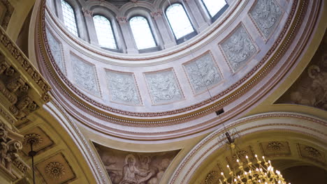 l'intérieur d'une église