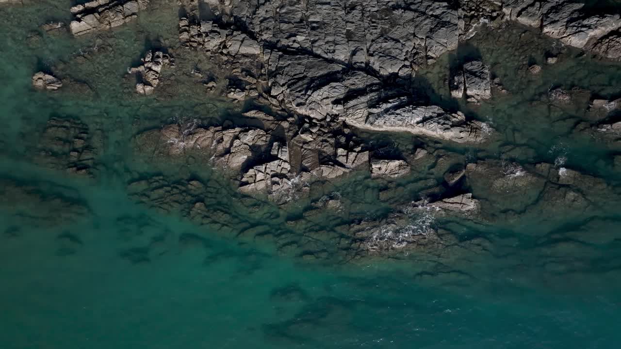 Costa di Bakantiang Beach ripresa da drone aereo e natura tropicale, Koh Lanta