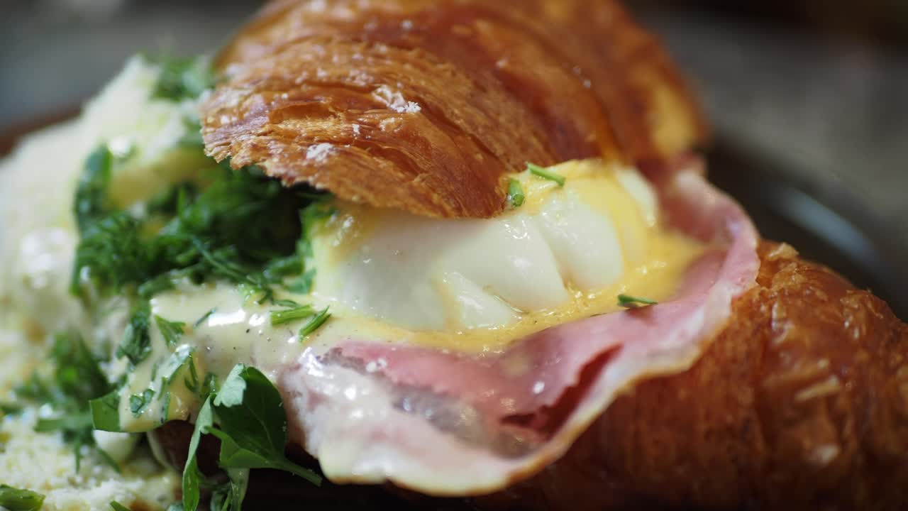 달과 홀랜드즈를 은 크루아산 샌드위치