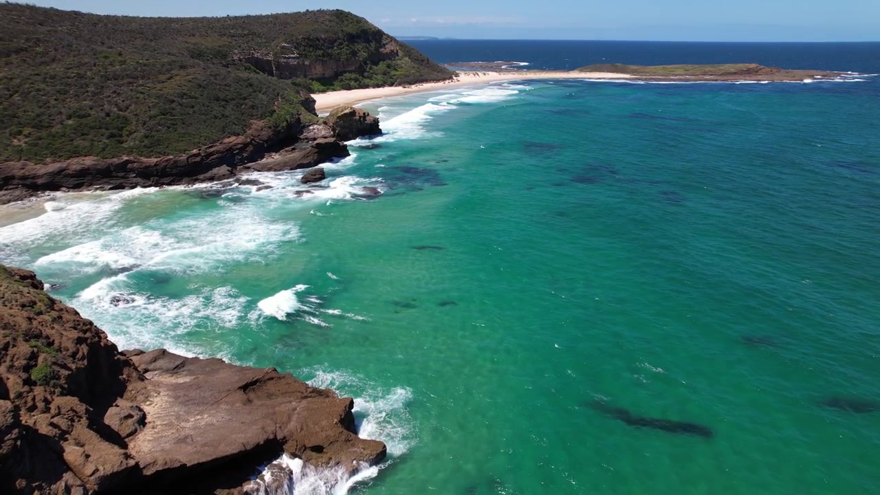 Maktub Rock, Timber Beach, Ghosties Beach e Flat Rocks Point nel Nuovo Galles del Sud, Australia - Ripresa aerea con drone.