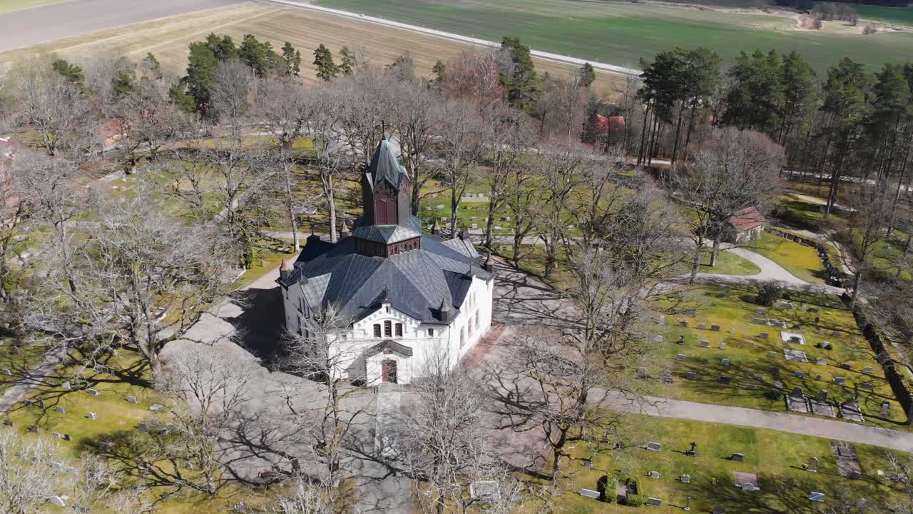 햇볕이 잘 드는 시골의 평화로운 묘지로 둘러싸인 에르스카 교회의 탁 트인 전망