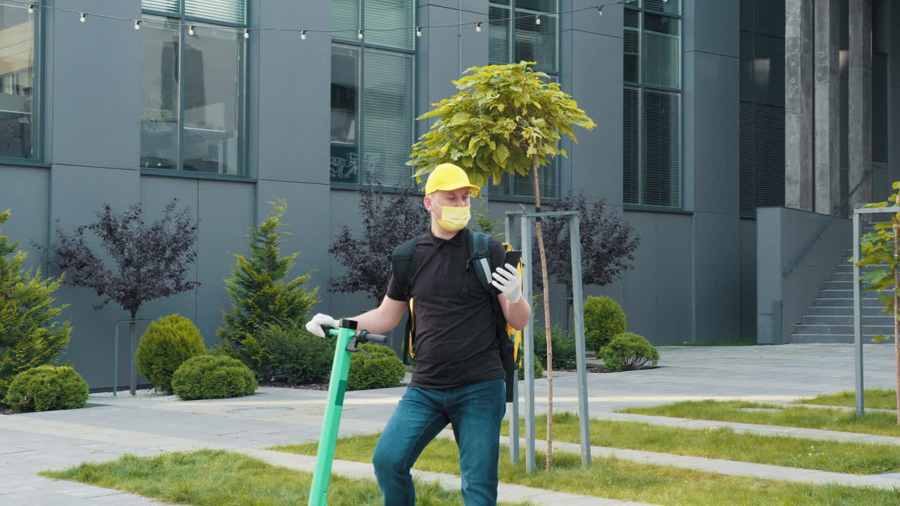 доставщик с скутером