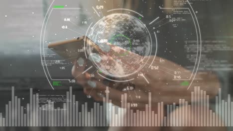 animación del procesamiento de datos y el mundo sobre una mujer de negocios caucásica que usa un teléfono inteligente