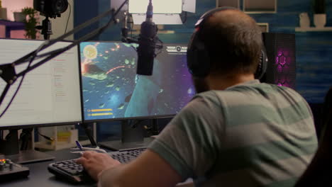 streamer jugando un videojuego de disparos espaciales
